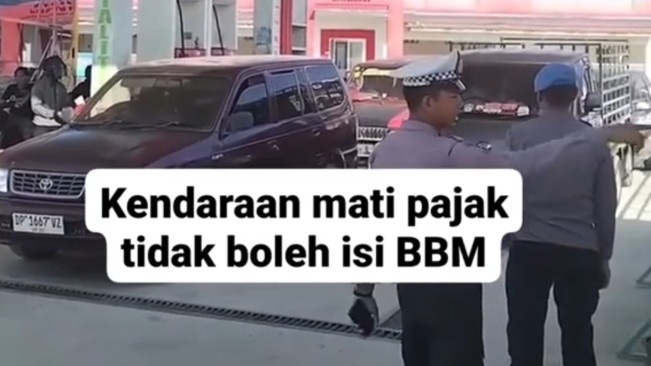 Tangkapan layar video polisi sidak SPBU. [TikTok]